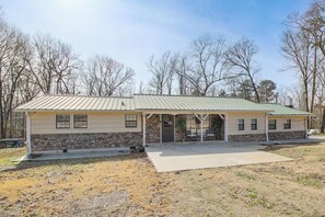 Front of property - Benton Getaway on 1+ Acres w/ Easy Freeway Access (Benton)