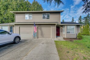 Apartment (2 Bedrooms) | Interior - Dog-friendly Townhome Near Stillaguamish River! (Arlington)