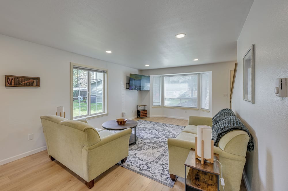 Dog-friendly Townhome Near Stillaguamish River! - Big Bear Mountain, WA