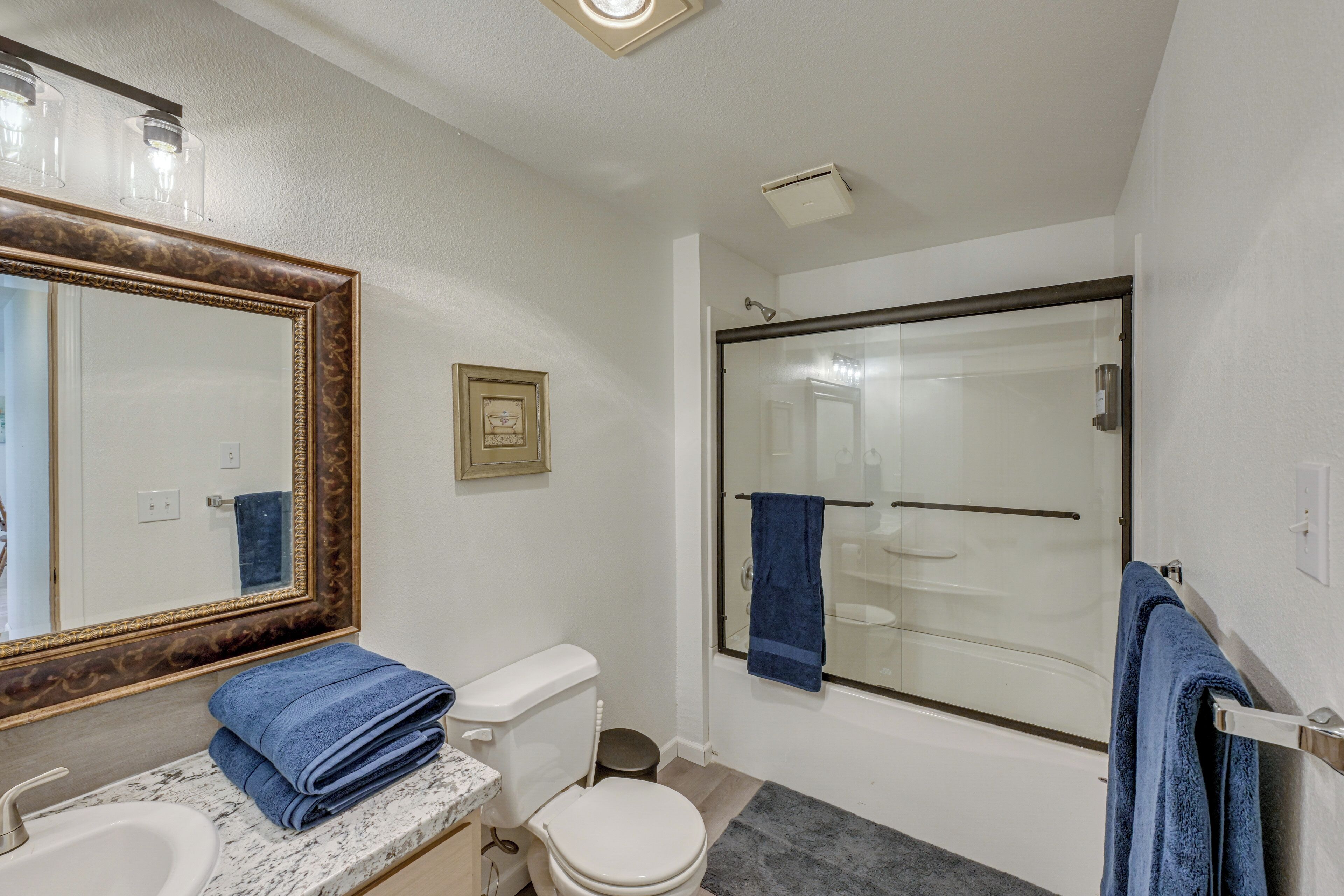 Ein Badezimmer mit Waschbecken, Toilette und Dusche.