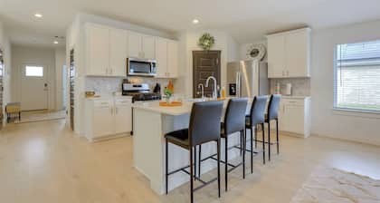 Resort Perks & Private Hot Tub: Brookshire Retreat