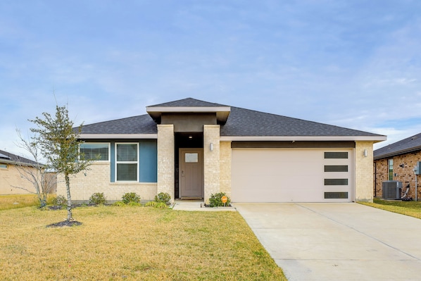 House (4 Bedrooms) | Front of property