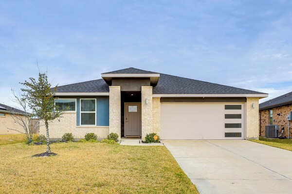 Resort Perks & Private Yard: Brookshire Retreat - Katy, TX
