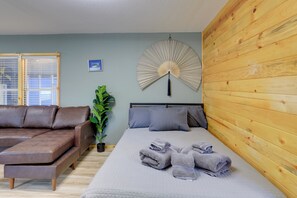 House (1 Bedroom) | Interior - Bass Fishing Haven! Waterfront Hawthorne Home (Hawthorne)