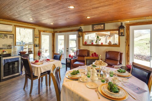 Private Hot Tub, Deck & Mtn Views! Hickman Retreat