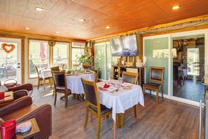 Apartment (0 Bedroom) | Interior - Private Hot Tub, Deck & Mtn Views! Hickman Retreat (Hickman)