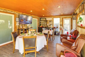 Apartment (0 Bedroom) | Interior - Private Hot Tub, Deck & Mtn Views! Hickman Retreat (Hickman)