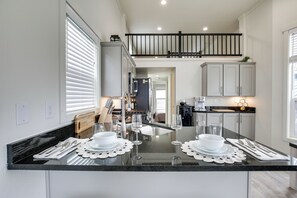 House (1 Bedroom) | Interior - Great Outdoor Space! Serene Getaway in Oakland (Oakland)