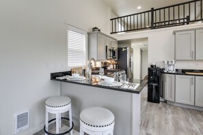 House (1 Bedroom) | Interior - Great Outdoor Space! Serene Getaway in Oakland (Oakland)
