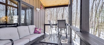 Peaceful Nature Retreat w/ Hot Tub in Lost City!