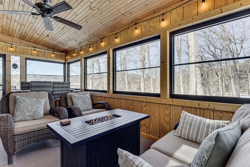 Peaceful Nature Retreat w/ Hot Tub in Lost City!