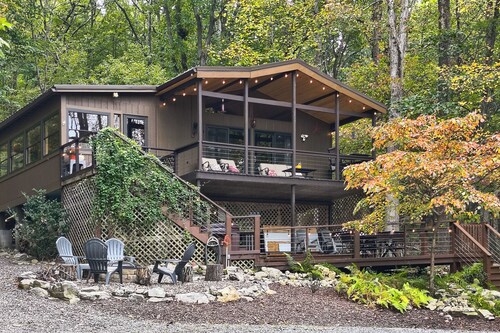 Peaceful Nature Retreat w/ Hot Tub in Lost City!