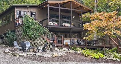 Peaceful Nature Retreat w/ Hot Tub in Lost City!