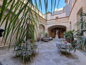 Termasuk sarapan Eropah setiap hari