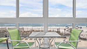 Dining - Gulf front 2BR, Glass-enclosed balcony w/ panoramic views & large pool (Gulf Shores)
