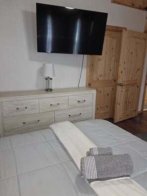 2 habitaciones, tabla de planchar con plancha, wifi y ropa de cama 