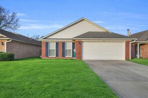House | 4 bedrooms, Internet - Renovated Home With Game Room in Montgomery (Montgomery)
