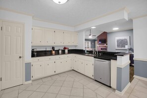 House | 4 bedrooms, Internet - Renovated Home With Game Room in Montgomery (Montgomery)