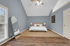 House | 4 bedrooms, Internet - Renovated Home With Game Room in Montgomery (Montgomery)