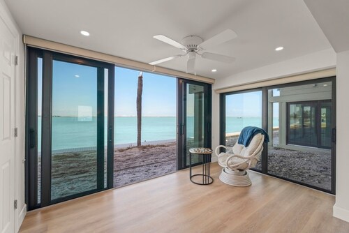 Mariner Pointe 941: Stunning 3 bedroom, Bay Front Beauty!