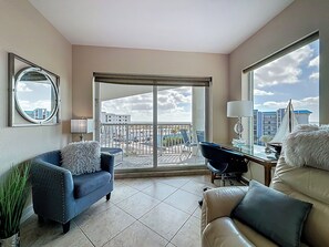TV - Beach View Retreat Walkable + Split Bedrooms (Treasure Island)