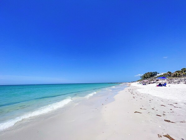 Beach nearby - Beach View Retreat Walkable + Split Bedrooms (Treasure Island)