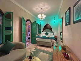 Suite Deluxe, patio, vista piscina | Biancheria da letto di alta qualità, una cassaforte in camera