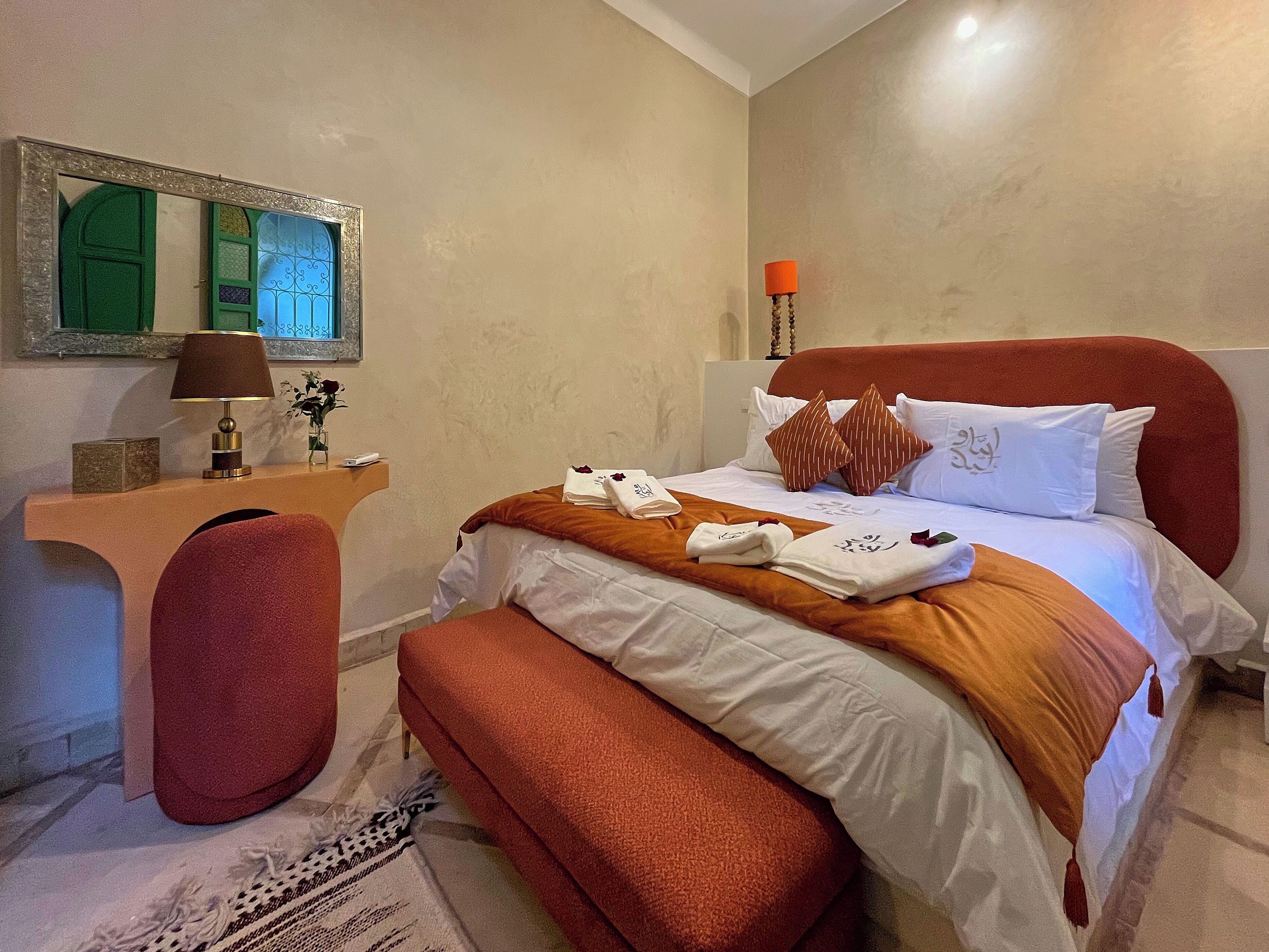 Caja de seguridad en la habitación y tabla de planchar con plancha 