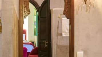 Deluxe Suite, Patio, Pool View | Bathroom