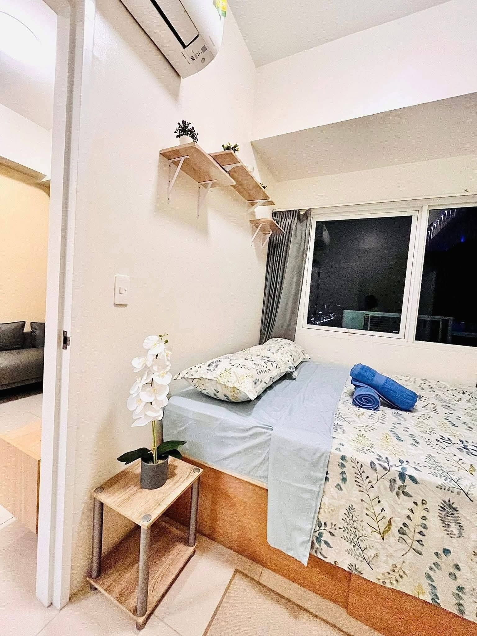 Desk, laptop workspace, free WiFi