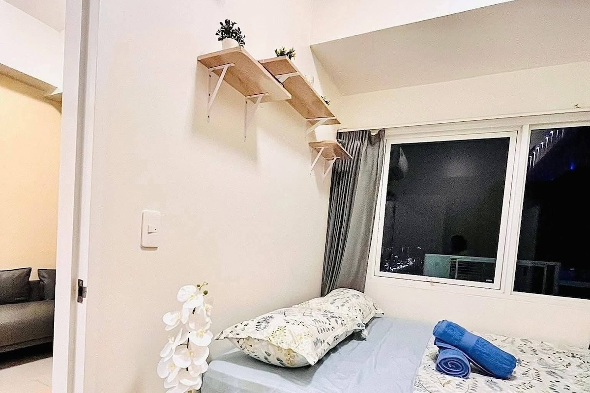 Desk, laptop workspace, free WiFi