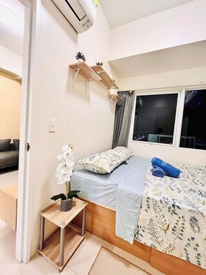 Condo Economy, ban công, quang cảnh thành phố | Bàn, khu vực làm việc phù hợp cho laptop 