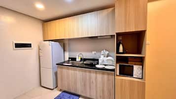 Kondo Ekonomi, balkon, pemandangan kota | Dapur pribadi | Lemari es, microwave, dan peralatan masak/sendok-piring