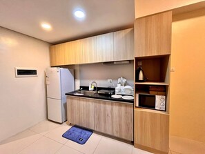 Condo Economy, ban công, quang cảnh thành phố | Bếp riêng | Tủ lạnh, lò vi sóng, dụng cụ nấu nướng/bát dĩa/dao nĩa 