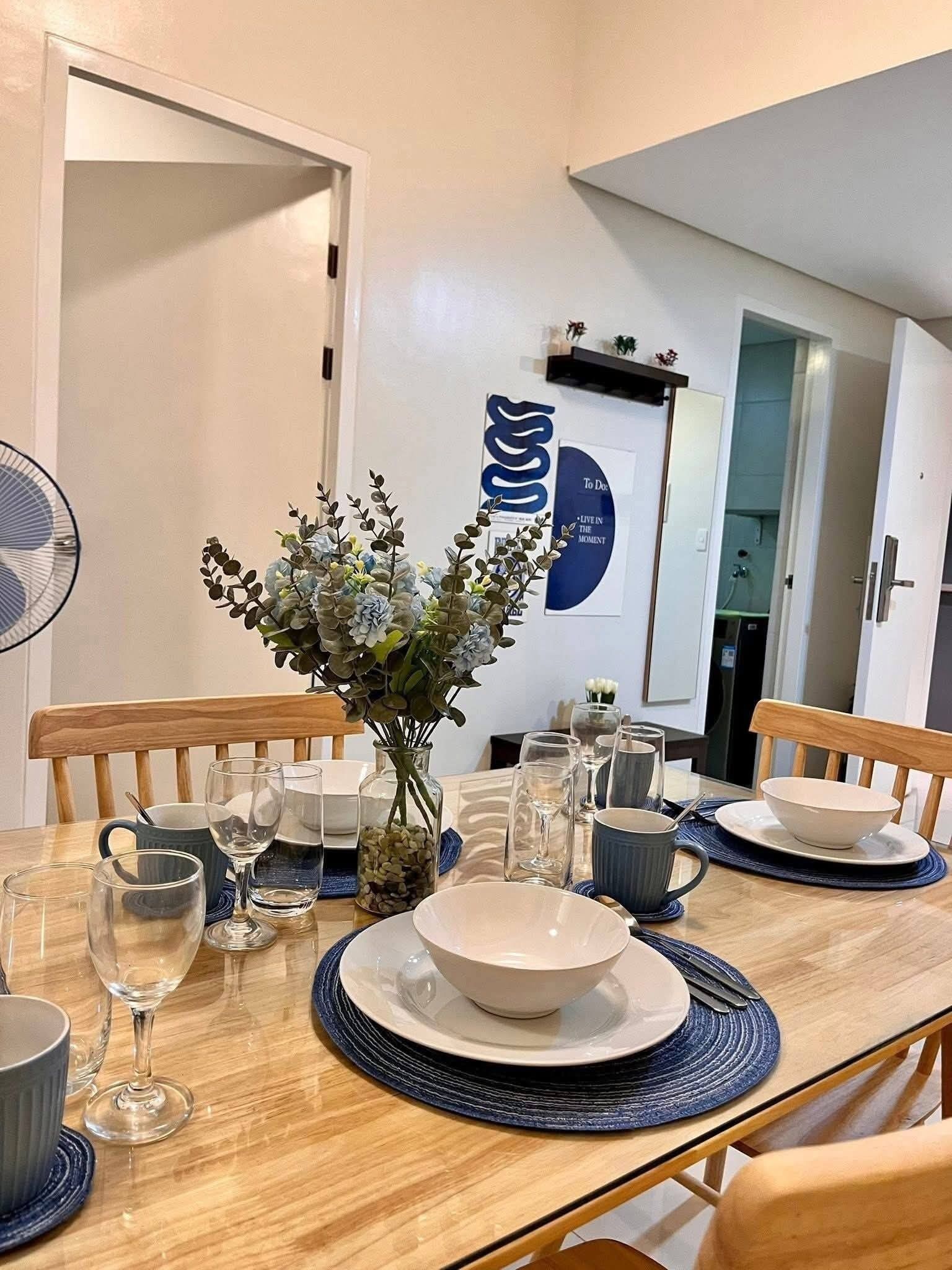 Condo económico, balcón, vista a la ciudad | Restaurantes