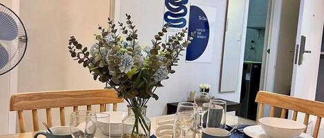 Condo económico, balcón, vista a la ciudad | Restaurantes