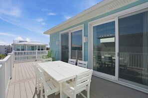 Outdoor dining - The Salty Blue l Pool l Walk to Beach (St. Augustine)