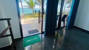 A hotel room entrance with a view of a beach and palm trees. - Perfect view mirissa (Mirissa)