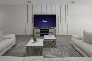 House - Magical 15br Villa w Pool Cinema Themed Fun (Kissimmee)