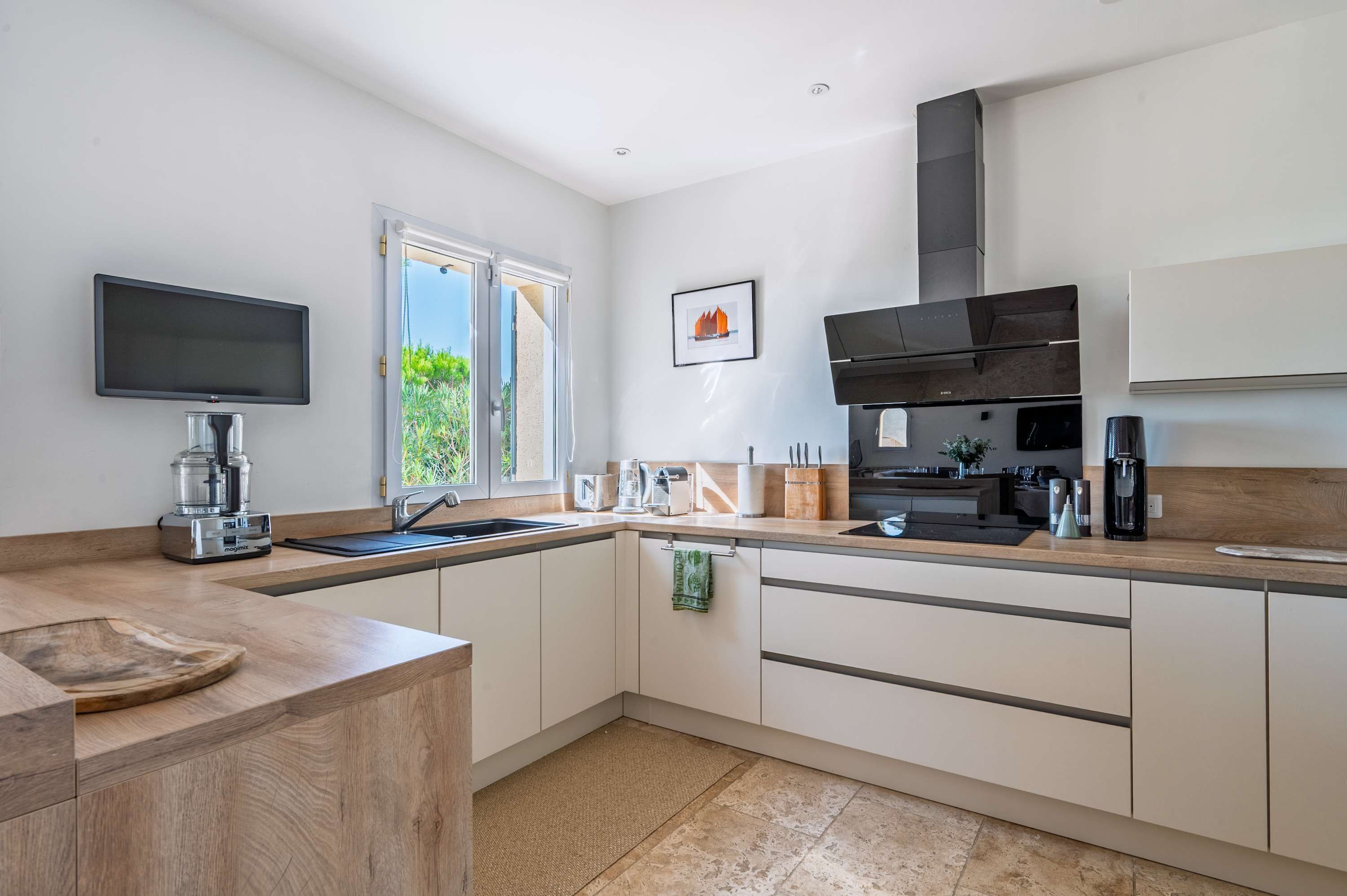 4 bedrooms, desk, Internet