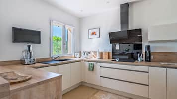 4 bedrooms, desk, Internet