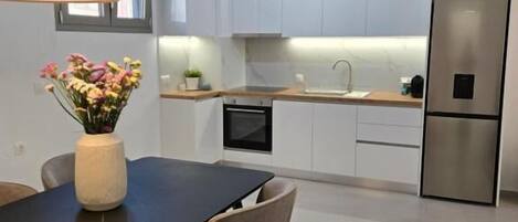 Family House, City View | Dining