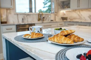 Dining - Sleeps 20+ | Cedar Creek | Boat/Jetski Rentals (Tool)