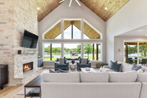 Sleeps 20+ — Cedar Creek Lake — Lakefront Kayaks — Boat/Jetski Rentals