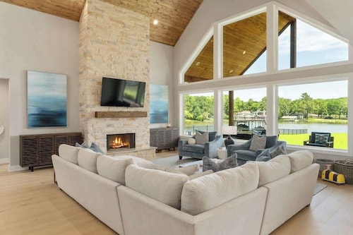 Sleeps 20+ | Cedar Creek | Boat/Jetski Rentals