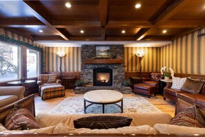 Smart TV, chimenea y impresora 