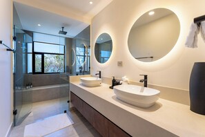 Shower, hair dryer, towels - 2B Beach View | Shared Pool & Beach Access (Huatulco)