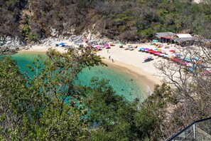 On the beach - 2B Beach View | Shared Pool & Beach Access (Huatulco)