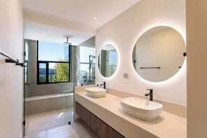 Shower, hair dryer, towels - 2BR Oceanview | Stunning Terrace | Paradise Cove (Huatulco)