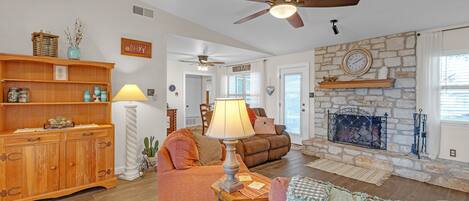 House, 3 Bedrooms | Living area